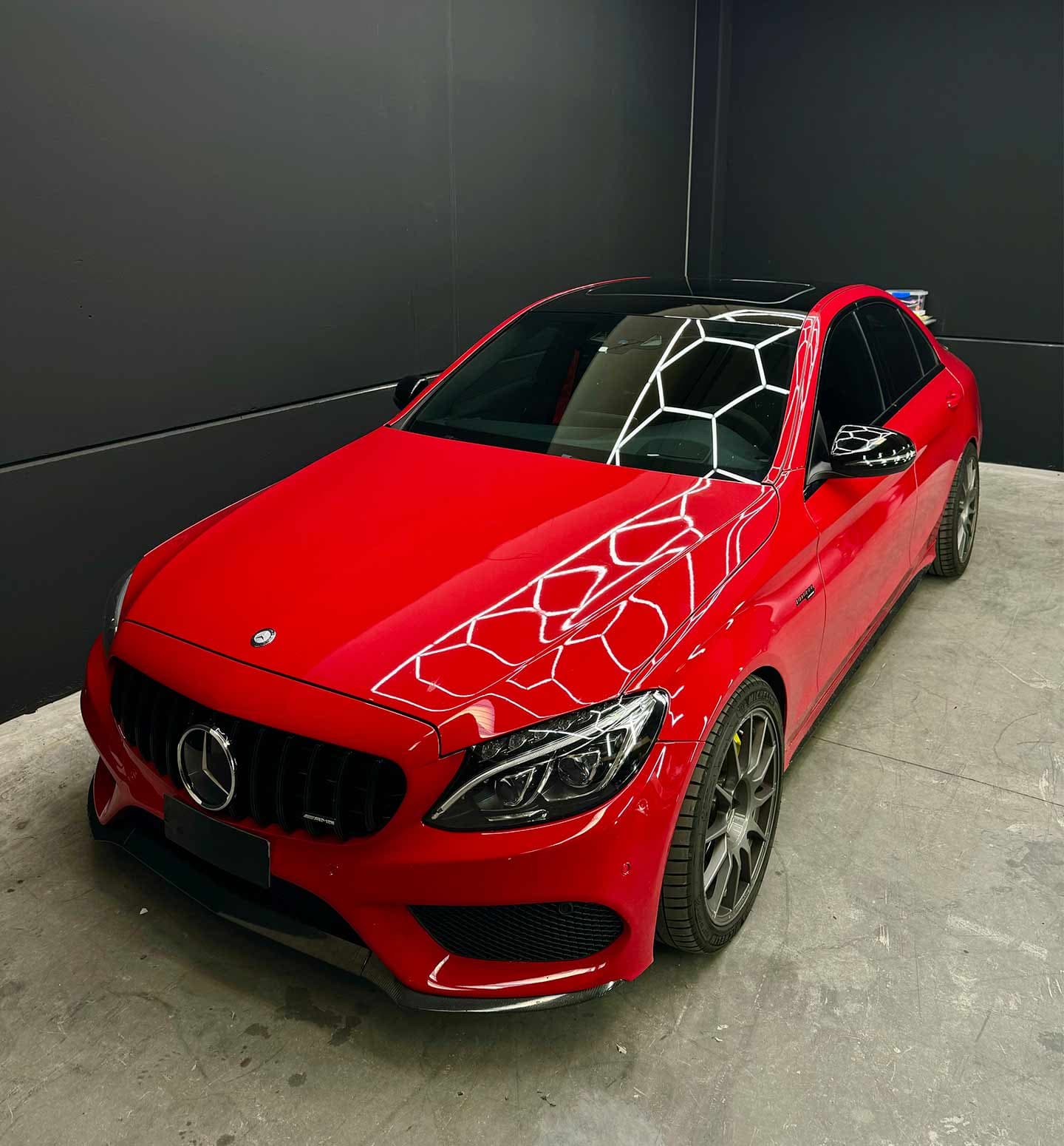 Proceso de car detailing y pulido de pintura